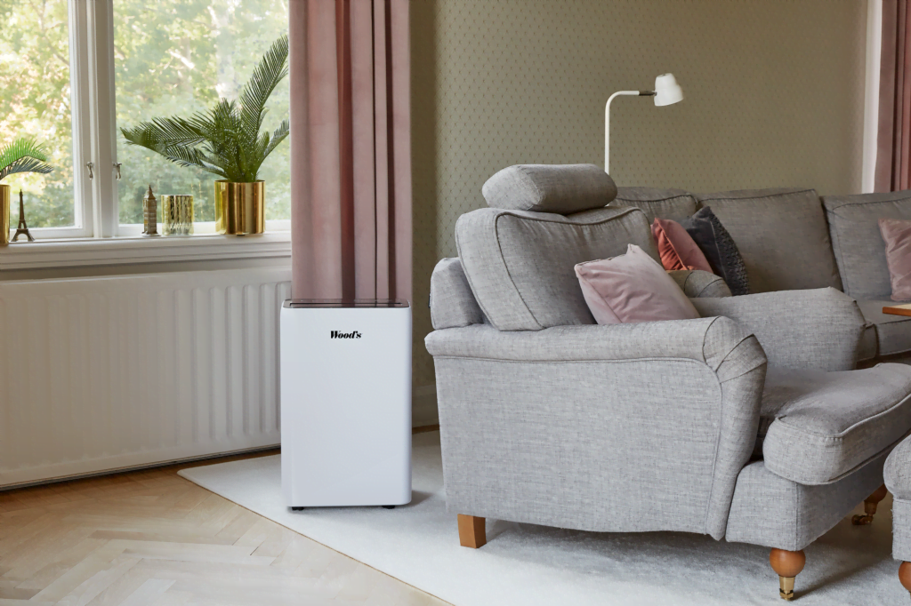 Osuszacz powietrza Woods MRD25 Wi-Fi w salonie