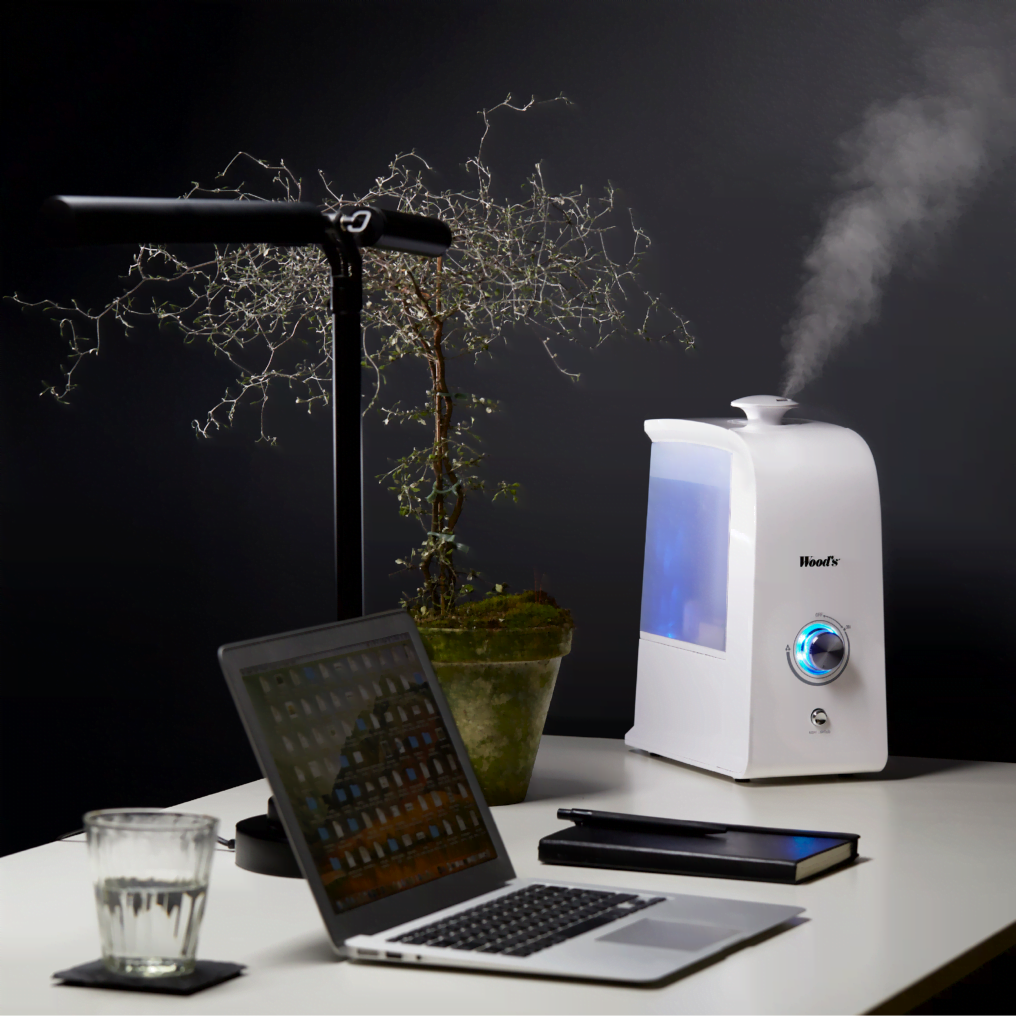 Nawilżacz ultradźwiękowy Woods WHU400 obok laptopa