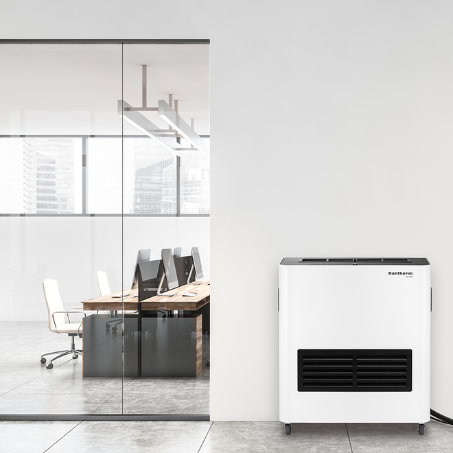 Klimatyzator przenośny  Master AC 7000 na białym tle